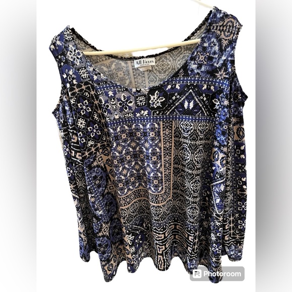 Cold shoulder top - Picture 2 of 3